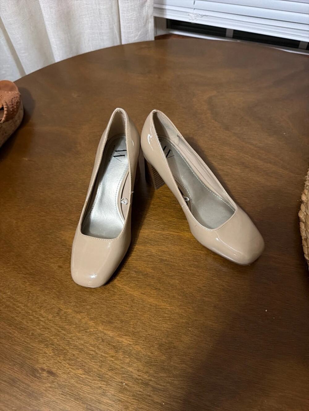 Worthington beige wood black heel EUC pump 6.5 284